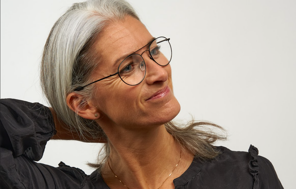 Hvordan finne de perfekte brillene for grått hår - en komplett guide