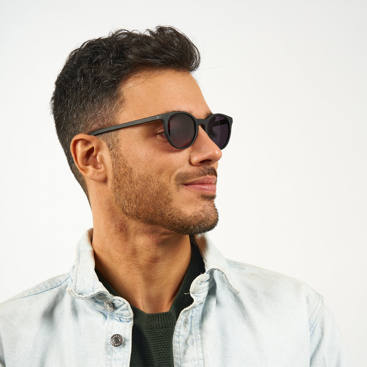 Luxreaders stylish Örebro Black Sunglasses. Made from Acetate in a Iconic shape.