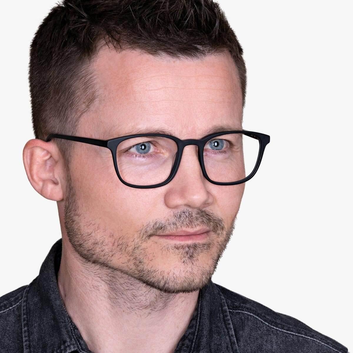 Luxreaders stylish Men's Ebeltoft Black Reading glasses. Made from Acetate in a Square shape.