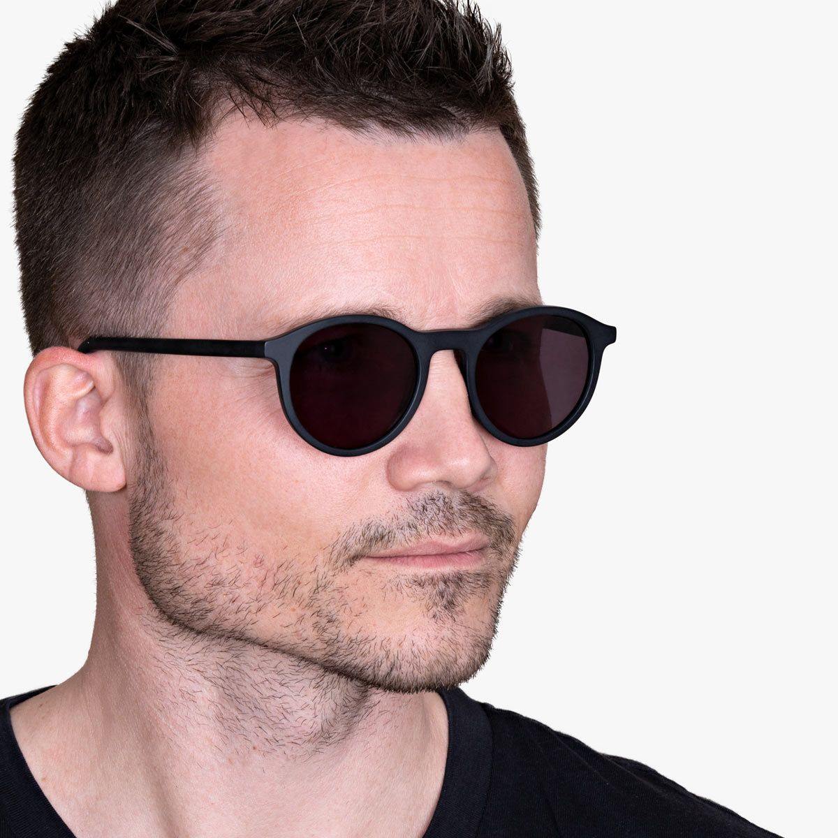 Luxreaders stylish Men's Løkken Black Sunglasses. Made from Acetate in a Round shape.
