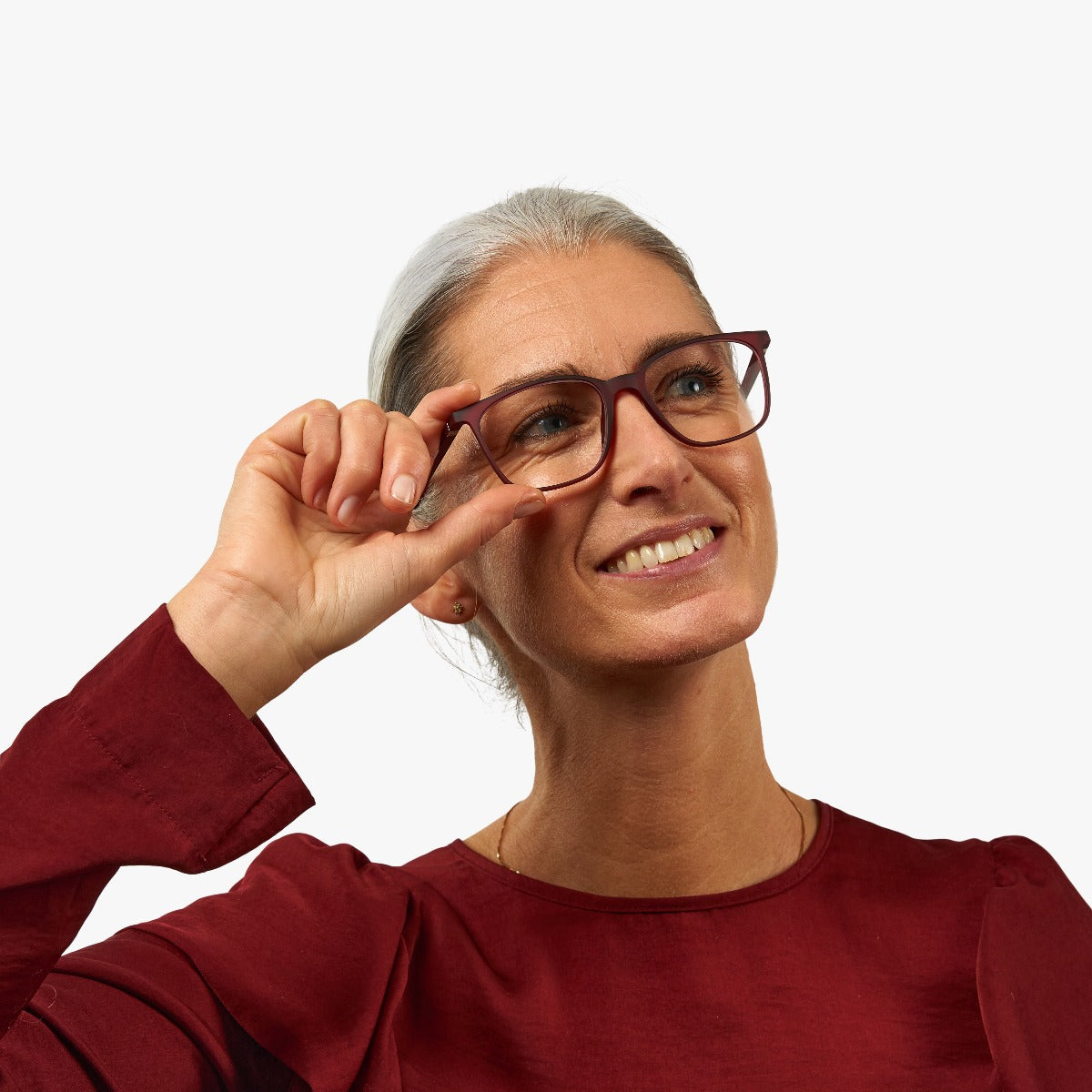 Person wearing Fyn Red reading glasses