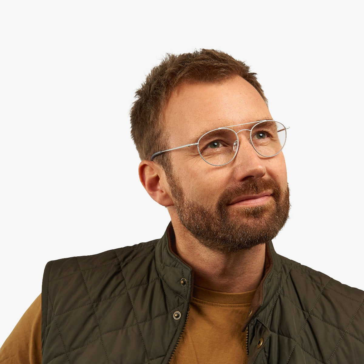 Person wearing Göteborg Steel glasses with thin metal frame