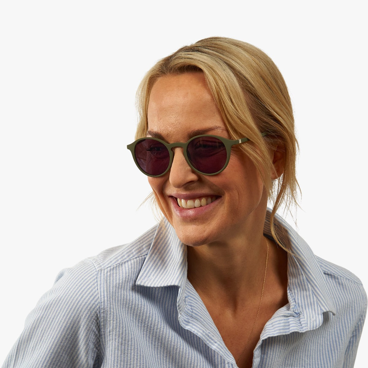 Person wearing Læsø Dark Army glasses