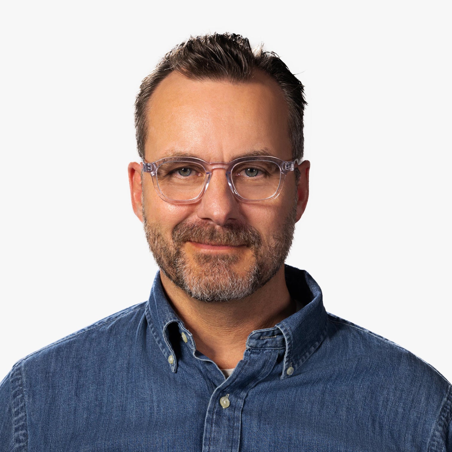 mens-reykjavik-crystal-white_reading-glasses_male-model-1.jpg?v=1771428598&width=1512