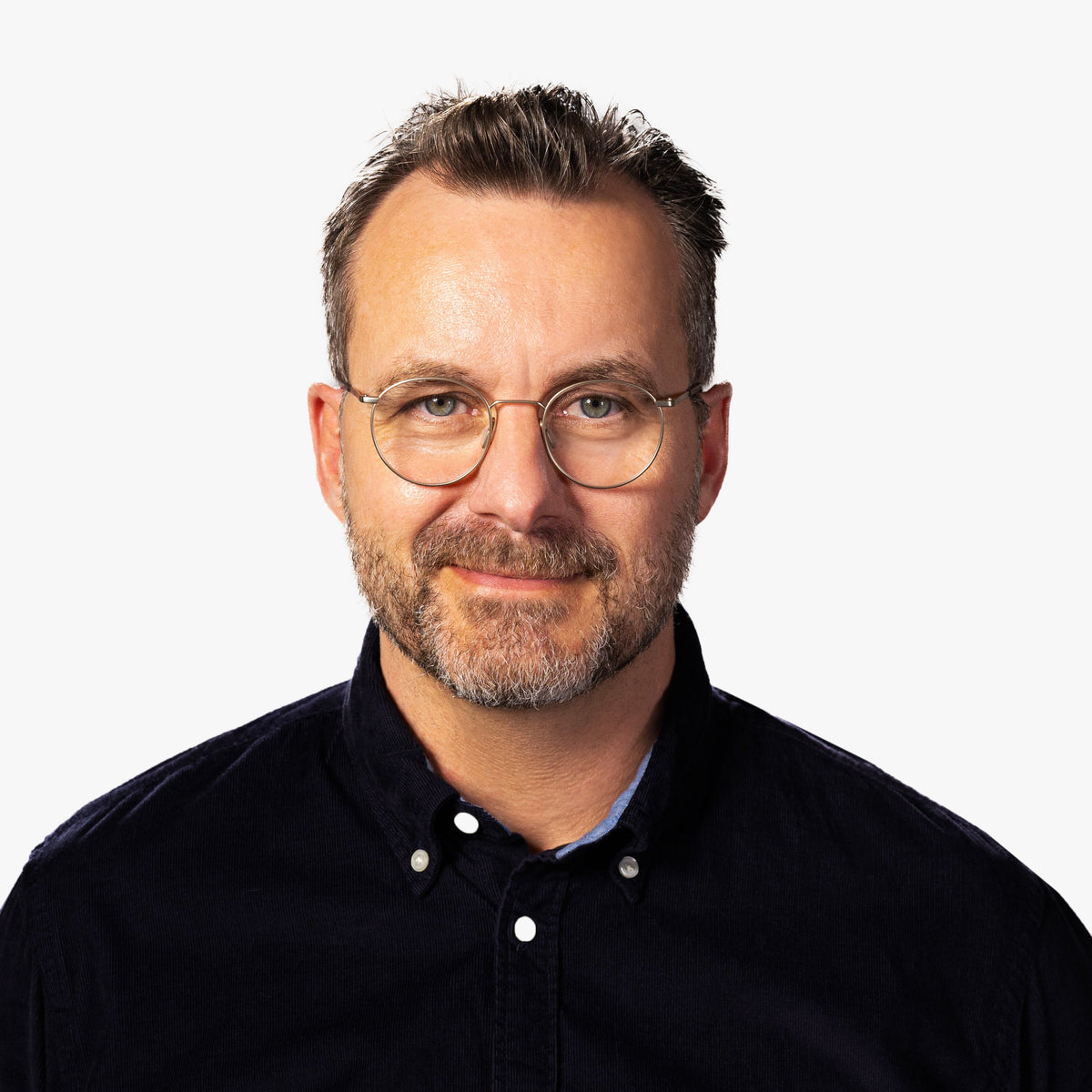 mens-silkeborg-gold_reading-glasses_male-model-1.jpg?v=1771429487&width=1200