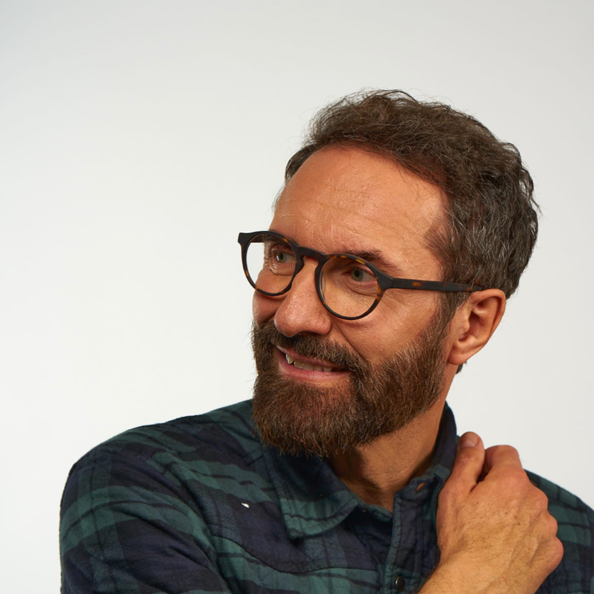 mens-trondheim-dark-turtle_blue-light-glasses_male-model-1.png?v=1771424681&width=1200