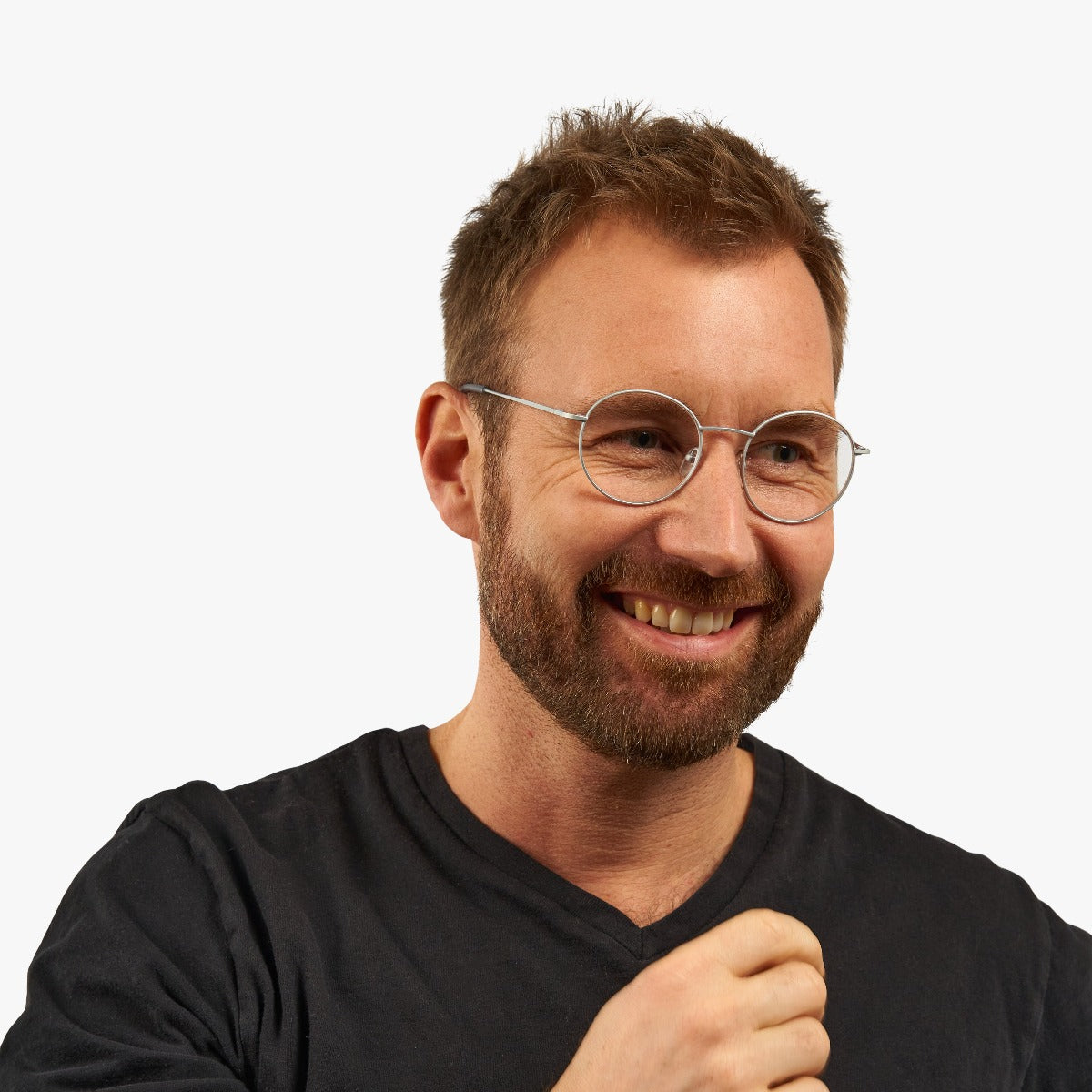 Person wearing Tromsø Steel round metal glasses