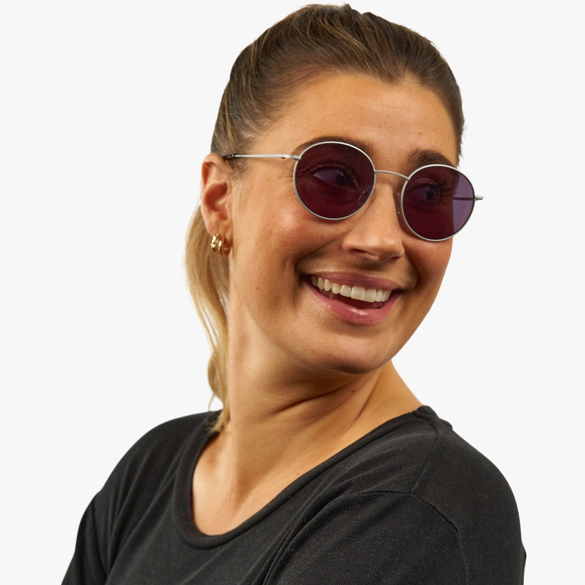 Person wearing Tromsø Steel round sunglasses with dark lenses