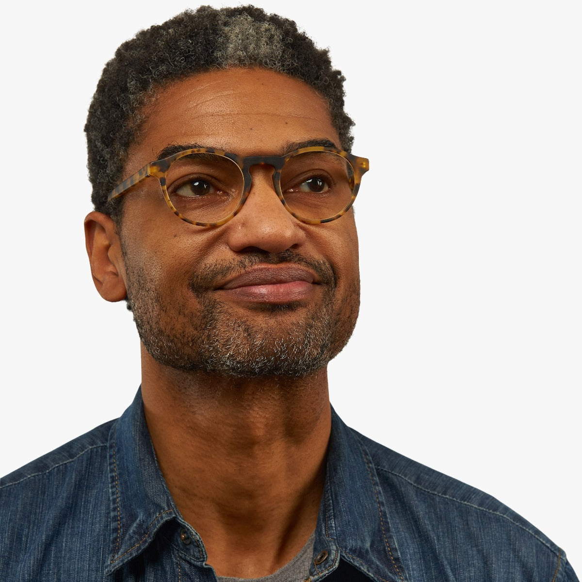 Person wearing Trondheim Light Turtle reading glasses